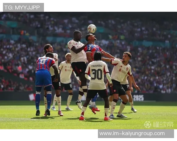 詹俊分析利物浦教练团队转型决心与老问题的持续挑战需耐心应对